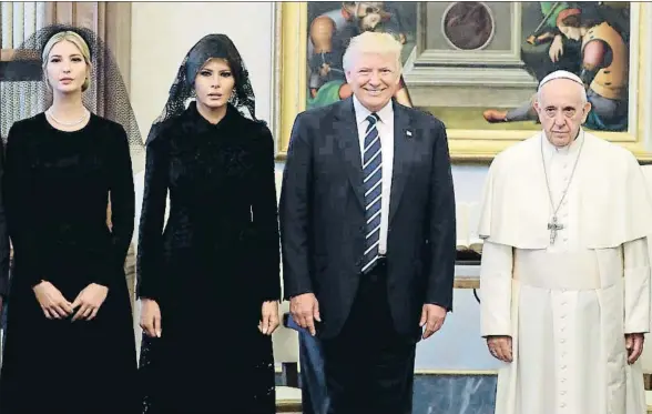  ?? EVAN VUCCI / AFP ?? El papa Francisco, con el presidente Trump, su hija Ivanka y su mujer, Melania, durante la audiencia de ayer en el Vaticano