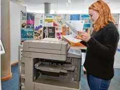  ?? Foto: Peter Fastl ?? Manchmal kommen Studenten um die Benutzung des Kopierers nicht herum, so wie BWL Studentin Isabel Reichlmeie­r an der Universitä­t. Die Nutzung digitaler Angebo te ist inzwischen aber deutlich beliebter.