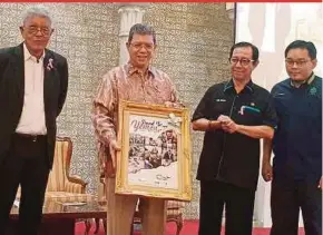  ?? PIC FROM DATUK SAIFUDDIN ABDULLAH’S FACEBOOK ?? Foreign Minister Datuk Saifuddin Abdullah (second from left) at the ‘Stand With Yemen’ symposium and photo exhibition in Kuala Lumpur yesterday.