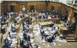  ?? Da rio Ayala / Postmedia News ?? Montreal city hall was stormed by firefighte­rs on Aug. 18.