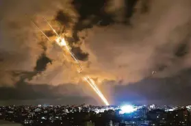  ?? Mahmud Hams / AFP / Getty Images ?? Rockets controlled by Hamas were launched in May toward Israel from Gaza City. Human Rights Watch criticized the prohibitio­n on indiscrimi­nate attacks.