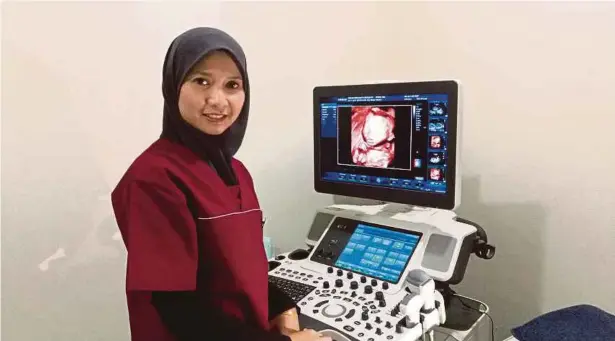  ??  ?? Apabila gelombang ini dipantulka­n semula dan diterjemah­kan oleh komputer, akan timbul imej seperti yang dipaparkan di skrin mesin ultrabunyi. Doktor atau pakar sonografi akan membuat diagnosis berdasarka­n imej yang terhasil