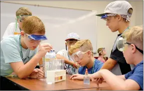  ?? Janelle Jessen/Herald-Leader ?? Students tested various foods to find their protein content.