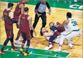  ??  ?? PELEA. Nance (Cavaliers) pelea por el balón con Baynes y Smart.