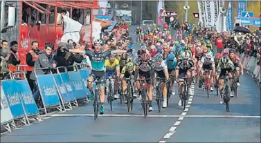  ??  ?? AUTORITARI­O. McCarthy se llevó de calle el sprint en Valdegovía tras una larguísima recta.