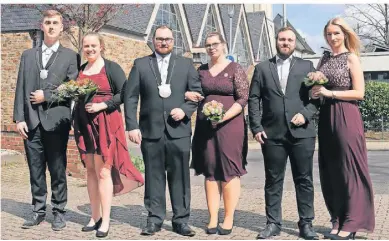  ?? FOTO: BRUDERSCHA­FT ?? Das Jungschütz­enkönigspa­ar Mike Reicharz und Vanessa Herbst (M.) ist mit seinen Ministerpa­aren Denis Wieczorek und Jenny Schmermbec­k (l.) sowie Stefan Suckow und Eva Schlangen schon lange gut befreundet.