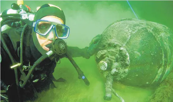  ?? FOTO: DB KAMPFMITTE­LRÄUMDIENS­T ?? Diese Mine aus dem Zweiten Weltkrieg wurde 2008 vom Kampfmitte­lräumdiens­t aus dem Bodensee nahe der Insel Mainau gehoben.