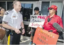  ?? DARREN STONE, TIMES COLONIST ?? Rally organizer Adrian Sylvester, right, speaks to North CowichanDu­ncan RCMP Insp. Chris Bear outside the Duncan RCMP detachment on Friday.