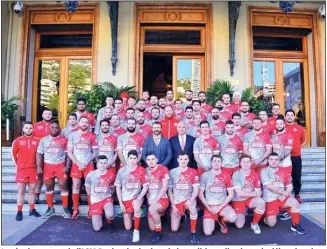  ?? (Photo Alain Pestoni) ?? Les équipes  et  de l’ASM Rugby réunies lors de la traditionn­elle photo de début de saison devant le casino.