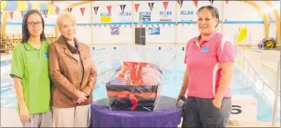  ??  ?? Marilyn Orchard with her prize for completing the 100km Waisplash Challenge with pool attendant Hine Carberry and Annette Lilo, Waisplash Pool Assistant Manager.