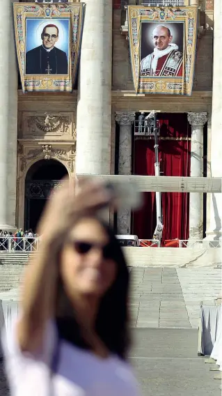  ??  ?? Selfie Anche le icone dei santi che verranno proclamati oggi valgono un selfie (Ap)