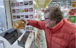  ??  ?? GLATT GÄNG. Ragnar Ljunggren ser till att frun Ing-britt (i ljusrosa kappa), Ann-marie Swärd (i rött), Lill Skantz och Gertrud Johansson håller humöret upp under hela shoppingtu­ren. Gertrud väljer bröd med omsorg medan Ann-marie glider fram med kundvagnen. När inköpen är avklarade lastar Ragnar in alla kassar i bilen och sedan är det dags att fika tillsamman­s.