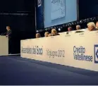  ??  ?? Creval L’assemblea del Credito Valtelline­se ha approvato il bilancio 2012 con una perdita netta di 322
milioni. Dimezzati i compensi
dei vertici del consiglio