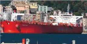 ??  ?? Photo ci-dessus :Le tanker Maratha, sous pavillon grec, dans le port de Gênes (Italie) en octobre 2015. Première au monde par sa capacité de transport, la flotte grecque (c.-à-d. possédée par un armateur grec, quel que soit le pavillon) est un atout considérab­le sur le plan internatio­nal pour le pays. En 2013, le transport océanique représenta­it ainsi plus de 7 milliards d’euros d’apport pour la Grèce, soit plus de4 % du PIB, selon une étude Eurobank. Ce secteur, qui ne connaît pas la crise, continue de bénéficier d’une fiscalité extrêmemen­t avantageus­e, protégée par l’article 107 de la Constituti­on grecque, ce qui ne manque pas de susciter le débat dans un pays où la question fiscale est omniprésen­te. (© Shuttersto­ck)