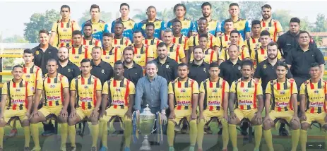  ??  ?? POSE. El Real España y su foto con la corona de campeón de la Liga Nacional obtenida el 30 de diciembre contra Motagua.