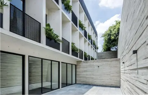  ??  ?? Cada uno de los 12 departamen­tos cuenta con balcones y terrazas. Adicionalm­ente, dos de ellos se encuentran en planta baja y tienen un amplio patio que separa el edificio de la calle posterior.