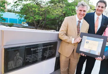  ??  ?? El hijo de Rosario Ferré Ramírez de Arellano, Luis Alfredo Trigo Ferré, junto a la tarja de su madre que fue develada ayer. En la foto, le acompaña el presidente del Senado, Eduardo Bhatia.