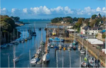  ??  ?? Le port de cabotage est, depuis 1993, un portmusée consacré à la culture maritime qui abrite dans une ancienne conserveri­e de sardines une importante collection de bateaux.