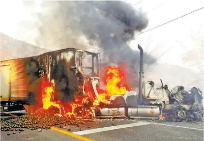  ??  ?? Un tráiler arde atravesado en una carretera de la región afectada ayer por el crimen organizado.