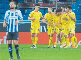  ?? FOTO: PERE PUNTÍ ?? Los jugadores del Girona, celebrando el 1-2 logrado en la primera vuelta