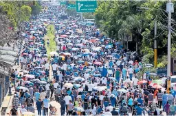  ??  ?? MARCHA. Los nacionalis­tas respaldaro­n ayer al presidente Hernández.