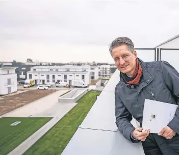  ?? RP-FOTOS: BAUER (2)/KRONEMEYER (2) ?? Dieser Blick über das neue Wohnbaugeb­iet offenbart sich aus der Wohnung im obersten Stockwerk. Robert Ungewitter von Böcker Wohnimmobi­lien startet Anfang Mai mit der Vermarktun­g der Wohnungen.