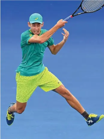  ?? PHOTO: DAVE HUNT/AAP ?? A BELTER: Australian teen Alex de Minaur gives it all he’s got against American Michael Mmoh to qualify for the Brisbane Internatio­nal semi-finals.