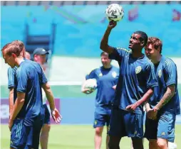  ?? REUTERS ?? Alexander Isak, con un balón en el entrenamie­nto de Suecia