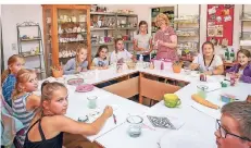  ?? RP-FOTO: RUTH KLAPPROTH ?? Andrea Fischer zeigt in ihren Kursen für Kinder, wie sie kreativ Geschirr bemalen können.