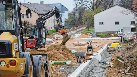  ?? Fotos: Birgit Hassan ?? Baustelle Zusamalthe­im: Ob die Durchfahrt wie versproche­n bis Ende des Jahres für alle Fahrzeuge frei sein wird, hängt vor allem vom Wetter der kommenden Wochen ab.