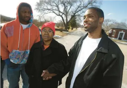  ?? TERRENCE ANTONIO JAMES/CHICAGO TRIBUNE ?? Charles Green, right, with his mother, Viola, and brother Terry after his release from prison on Feb. 20, 2009.