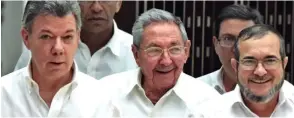  ??  ?? PRESIDENTE SANTOS (I), JUNTA A RAÚL CASTRO (C), PRESIDENTE DE CUBA Y ALIAS “TIMOCHENKO”