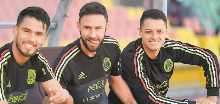  ??  ?? Diego Reyes, Miguel Layún y Javier Chicharito Hernández