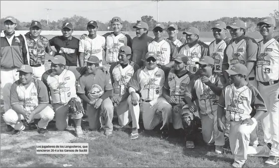  ??  ?? Los jugadores de los Langostero­s, que vencieron 20-4 a los Gansos de Sucilá