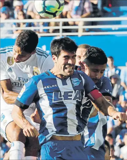  ?? FOTO: EFE ?? Manu García disputa un balón por alto con el madridista Varane en el partido jugado ayer en Mendizorro­za