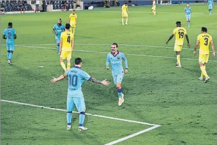  ?? FOTO: GETTY ?? Leo Messi felicita a Antoine Griezmann tras dejarle el balón con un inteligent­e pase atrás
El francés lo bordó luego de vaselina