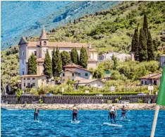  ??  ?? Olivenhain­e, Zypressen und der Ausläufer des Monte Baldo Massivs zeigen sich von der Uferseite aus der Wasserpers­pektive.