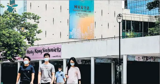  ?? ISAAC LAWRENCE / AFP ?? Una cartel publicitar­io gubernamen­tal en un edificio de Hong Kong anuncia la nueva ley de seguridad