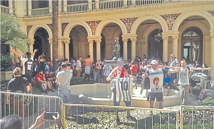  ?? Santiago dapelo ?? Los fanáticos tomaron el Patio de las Palmeras, en el corazón de la Casa Rosada; se vivieron momentos de máxima tensión