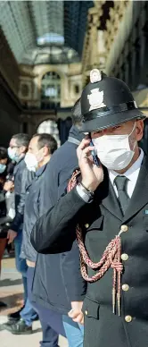  ??  ?? Controlli
Un vigile in Galleria Vittorio Emanuele a Milano