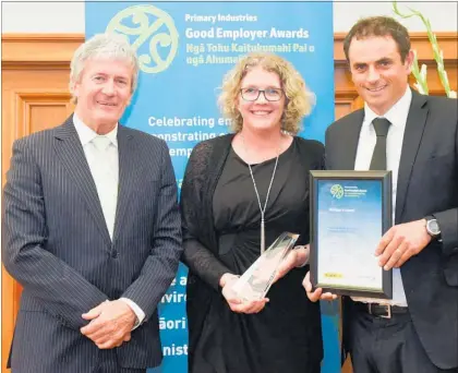  ??  ?? :Minister of Agricultur­e Damien O’Connor presented the Minister’s Award to Nicky and Ben Allomes.