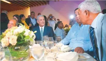  ?? EDDY VITINI ?? El aspirante presidenci­al Gonzalo Castillo recibió el apoyo de 126 alcaldes y directores.