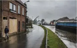  ?? © Fred Debrock ?? Een binnenvaar­tschip in de Brugse Stadsvaart.