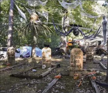  ?? The Sentinel-Record/Grace Brown ?? SPOOKY SCENE: A spooky graveyard scene from the Highway 7 South Haunt, located in the 7000 block of Central Avenue.