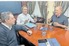  ?? FOTO: MICHAEL FISCHER/DPA ?? Mario Draghi, Emmanuel Macron und Olaf Scholz (SPD) waren gemeinsam über Nacht mit dem Zug nach Kiew gereist.