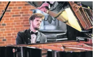  ?? FOTO: MARKUS JOOSTEN ?? Der 20-jährige Bogdan Dugalić eröffnete den Weseler Klaviersom­mer in der Aula der Musik- und Kunstschul­e.