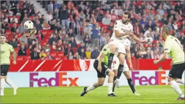  ??  ?? Franco Vázquez se adelanta a la defensa del Dudelange y remata en la acción del 1-0.