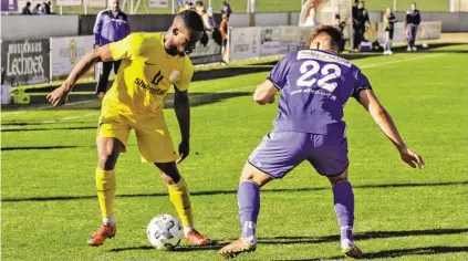  ?? BILD: SN/STEFAN TAFERNER ?? BSK-Neuzugang Ambrose Gnahore (l.) trug sich bei seinem Debüt in die Schützenli­ste ein.