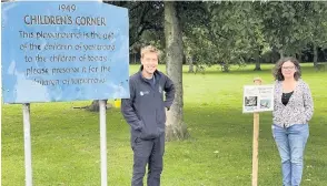  ??  ?? New trail Chris Martin from Perth and Kinross Council and Lesley McDonald from Proactive Communitie­s at the start of the new bird box trail at Lochy Park