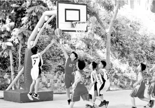  ??  ?? A Papar player blocks the shot as his opponent from Tenom goes for the basket in the Boy’s Group A match in the MSSS Basketball Under-12 Tournament at SMJK Shan Tao, yesterday. Tenom won the match 23-10.